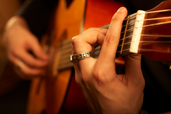 hands playing the guitar