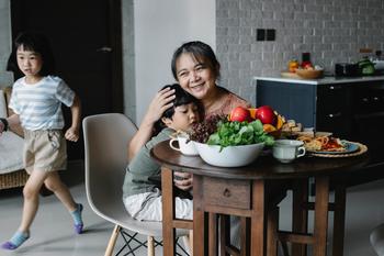 woman with family at breakfast table