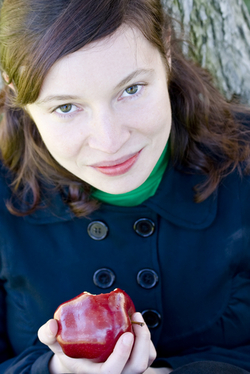 woman eating apple