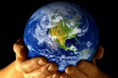 Image of the Earth held between two hands