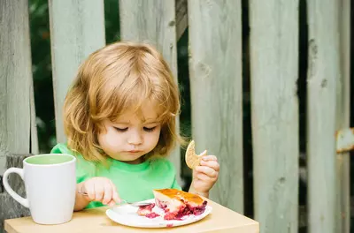 child eating a meal with concentration